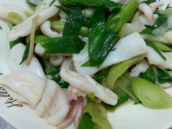 薑絲爆香 後 加入透抽炒熟

加入蒜白炒  再加入蒜綠
炒至熟（變色）
加米酒炒（增鮮味）
加入胡椒粉、鹽巴調味