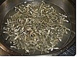 先吃ㄧ隻魚干 咬咬看它乾燥的程度  越乾就越韌  
泡份量外冷水還原嫩度  到可輕鬆嚼散的程度即可 
瀝乾備用