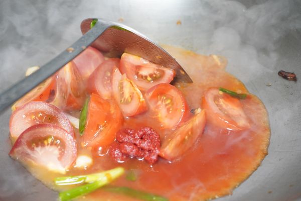 以少量油炒香蒜蓉及洋蔥，再加入番茄蔥段略炒，加入肉丸、半碗水、茄汁、茄膏及糖，煮至收汁。
📝 茄膏可以增加顏色，用茄汁代替也可以。