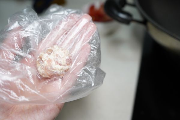 用手將豆腐肉整型成丸狀。