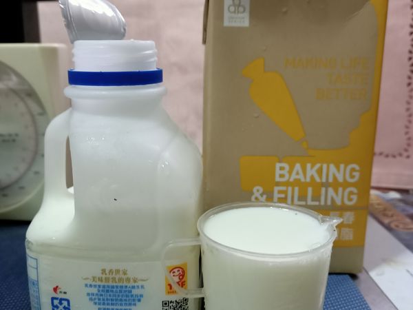 接著放入牛奶和鮮奶油