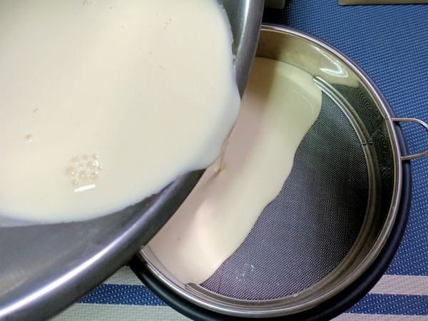 四種材料攪拌後，過篩
我只篩了一次....