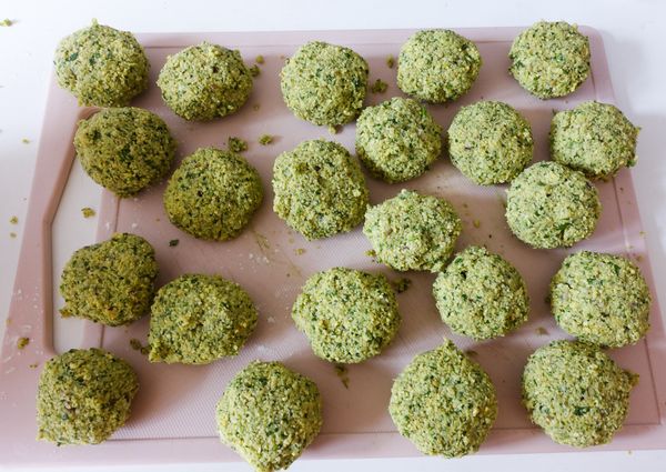 拿出一小份混合物，搓圓