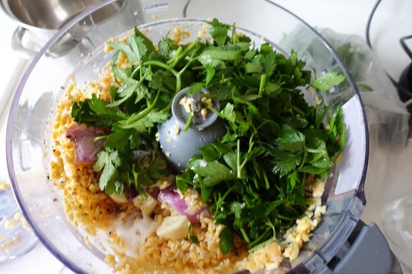 將鷹嘴豆浸12個小時，然後瀝乾水份。將所有材料，加入鹽和黑胡椒粉調味