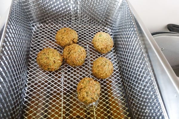 放入熱油鍋內，炸約兩分鐘即成！