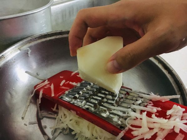 削皮挫籤，加1000cc 的水，外鍋放兩杯水，放電鍋蒸，我蒸了兩次，大頭菜比白蘿蔔難熟，所以要煮久一點。如果你是用瓦斯爐的話，水放多一點，因為水會蒸發。

這邊我的大頭菜用1.5顆是因為剛好煮湯剩半顆，於是我就乾脆全下了。