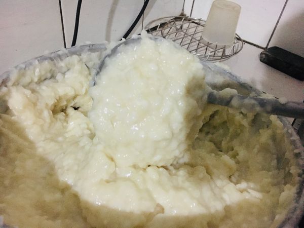 在來米粉我在賣場買一包剛好500g，我全下，慢慢加水調勻，程度大概以粉塊全部消失，用湯匙挖起至少會在空中停頓2-3秒的程度滴落。
粉漿調好後慢慢調入煮好的大頭菜中，完全攪拌均勻。加入白胡椒粉和鹽。此時麵糊的狀
態也是會在空中停頓約2秒才滴落。

我是菜剛煮好還熱熱的就馬上調入粉漿了。