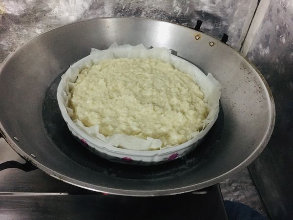 找個深盤子，鋪烘焙紙防止沾粘，倒入麵糊，大火蒸40分。