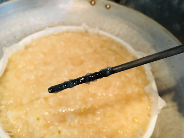 用瓦斯爐蒸好的狀態會比較水一點，但是不要擔心，放涼後它就會變硬了。
剛蒸完插筷子起來看，沒有白色粉漿附著就好了，如果還有白色粉漿就繼續蒸，以10分鐘為單位，直到筷子沒有粉漿為止。圖中白白的是菜。