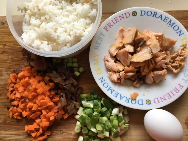 蔥花切段、木耳、紅蘿蔔切小丁、雞蛋一顆、冷飯、熟鮭魚切小塊⋯