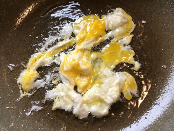 鍋熱加油將雞蛋超熟⋯