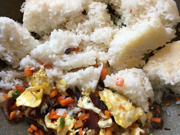 放入冷飯，用鍋鏟用搓的將飯炒散⋯