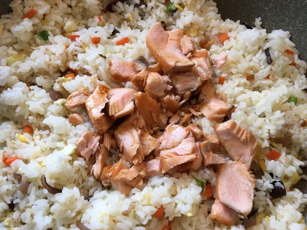 放入熟鮭魚拌開，起鍋前再加一大匙醬油拌勻⋯