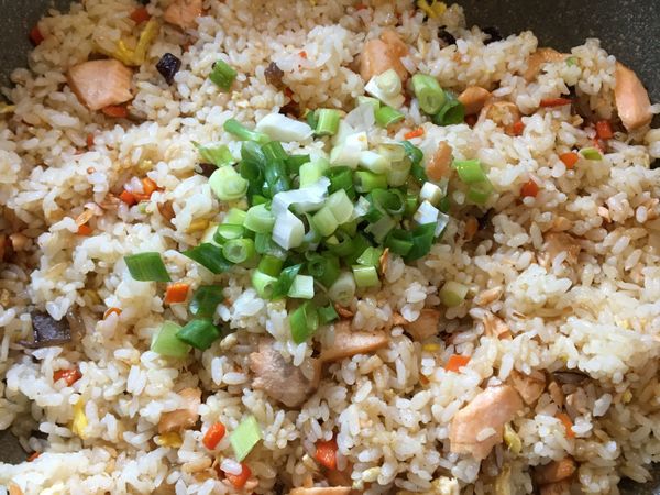 起鍋前放入另一半的蔥花炒均勻即可😋