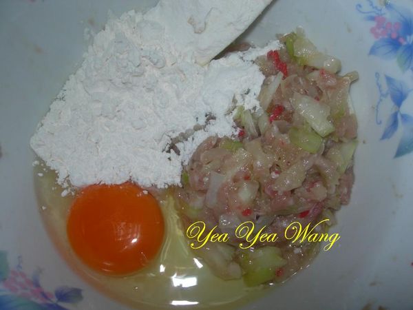 將肉餡及蛋跟麵粉混合均勻