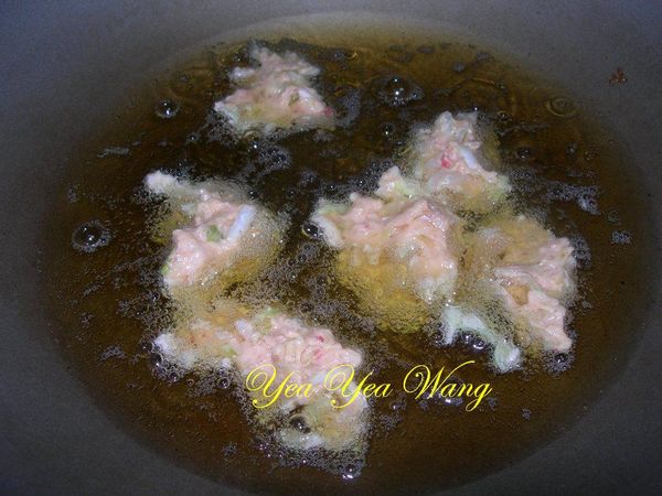 起油鍋分小團入油鍋炸至金黃色