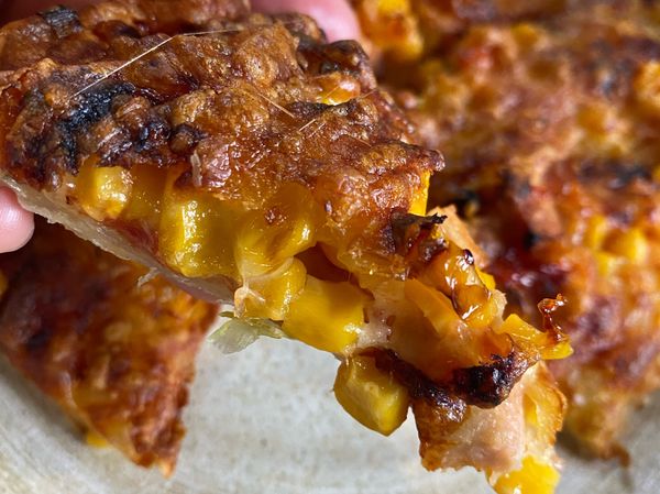 作法：
蔥抓餅皮塗上適量番茄醬
灑上乳酪絲
鋪滿素食火腿、玉米粒
蓋上一層乳酪絲
入氣炸鍋200度15分鐘完成✅