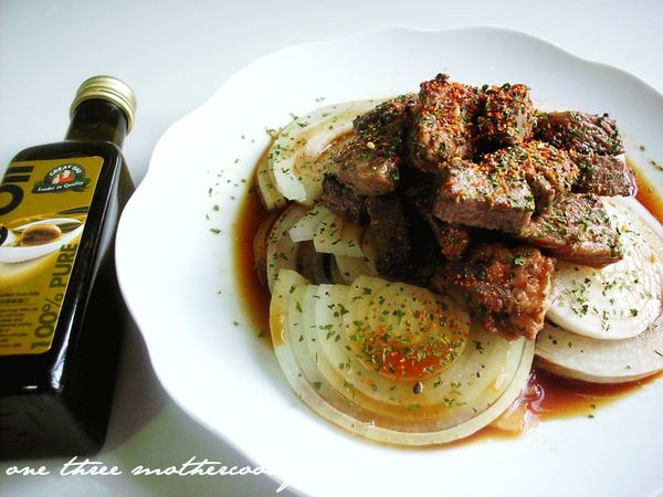 煎好牛肉先放入醬汁碗拌一下吸收醬汁，再放到洋蔥絲上，撒上巴西里與七味粉~依喜好淋上橄欖油，拌一拌，真的很爽口、很好吃喲！