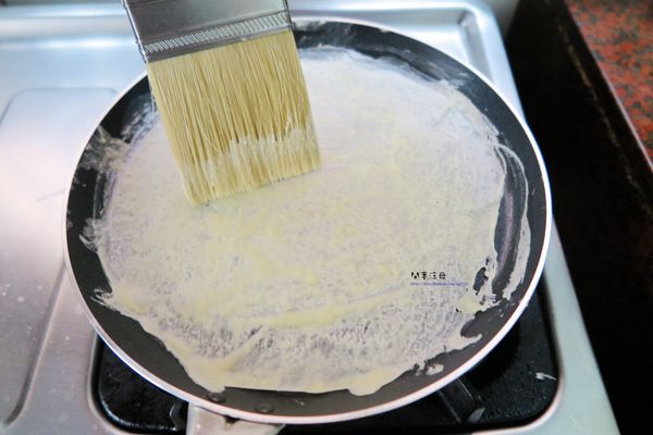 買一把大刷子，邊刷均勻，邊把空隙刷均勻