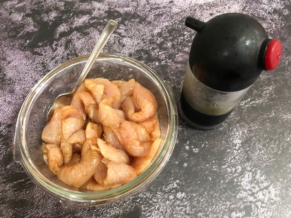 魚柳洗淨先醃個5分鐘以上，或蓋上保鮮盒送冰箱冷藏