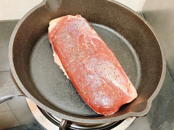 鴨胸肉提前用適量鹽及黑胡椒粒醃製1-2小時
冷鍋，把鴨肉放進去開始小火慢煎