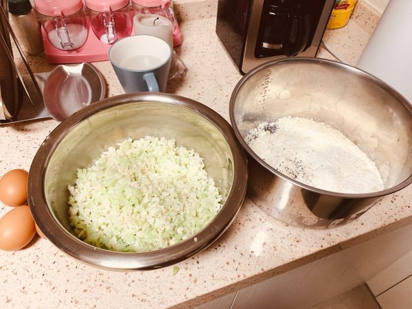 蔬菜部份中的花椰菜切約0.5公分見方小塊；蒜與巴西里剁碎；麵糊料秤好備好，帕瑪森乳酪需刨粉