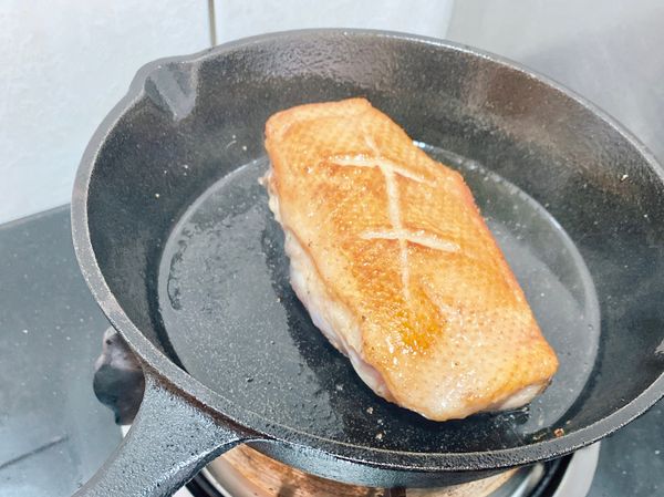 煎到兩面都有點金黃色熄火，把鴨油瀝出，放進已經預熱的烤箱上下火200/200度烤10分鐘，烤完不取出，留在烤箱內靜置5分鐘