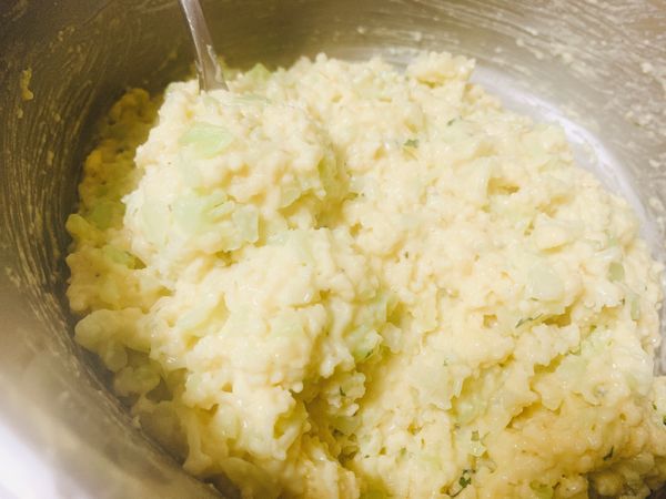 麵糊料用手攪拌均勻後，再加入蔬菜料混合，水量可以斟酌，通常介於2-4大匙，端看麵粉的吸水能力，麵糊必須呈現比較固態的形式