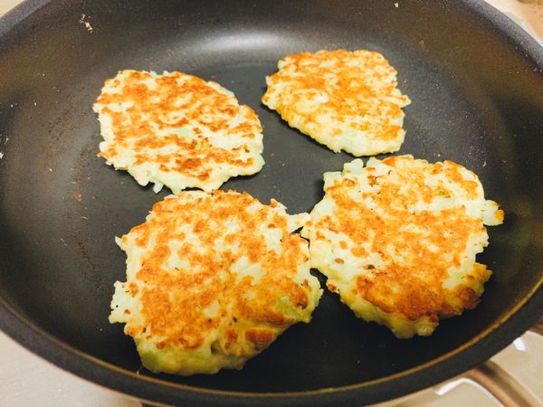 小火熱鍋不加油，用湯匙挖一坨步驟2的混合料，倒入鍋裡再用鍋鏟整形，壓到約1.5公分厚度，煎到一面上色後，翻面再稍稍壓平使底部均勻受熱，上色後就可以起鍋