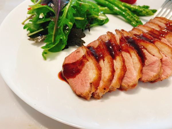 鴨肉靜置後切片擺盤
貝比生菜加入適量鹽及黑胡椒粉和鴨油拌勻即可享用
蘆筍用煎完的鍋直接炒熟擺盤