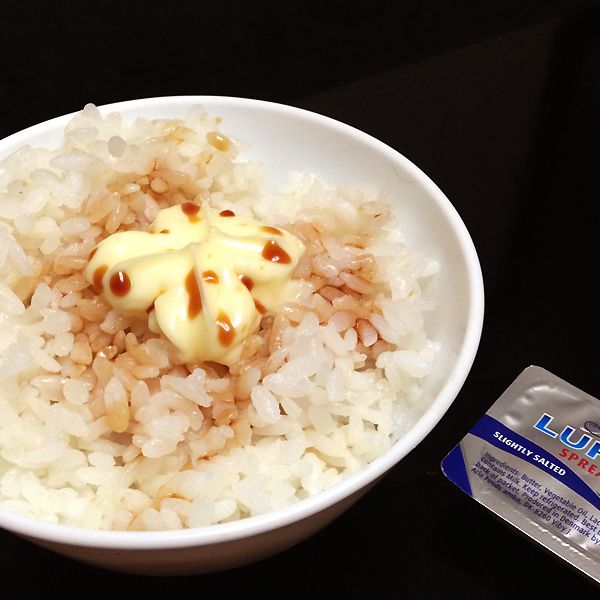 在飯的中央放上奶油一小塊，待奶油開始融化在飯上，立即淋上日式醬油(如果家裡沒有日式醬油，薄鹽醬油亦可)。攪一攪再吃，奶油與白飯交織出不可思議的好滋味，舌尖上的幸福，夫復何求。