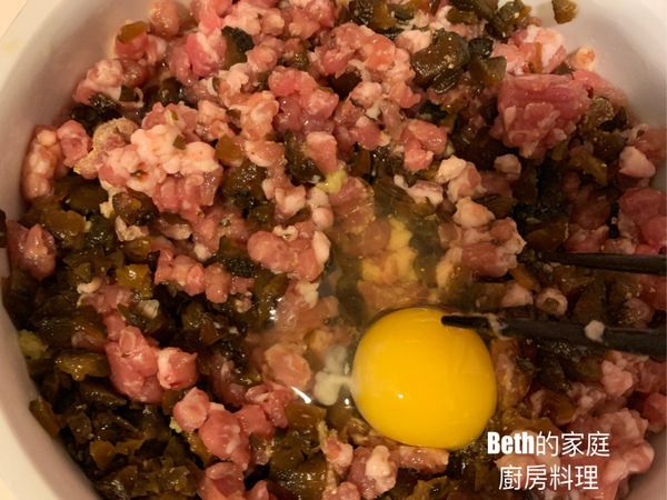 加上一顆雞蛋；用筷子拌勻