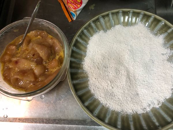 醃好的魚柳拌入蛋液，取一個大盤鋪上地瓜粉(木薯粉)