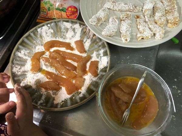 魚柳裹好粉，放另一個盤子