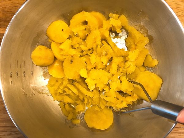 地瓜削皮、切片拿去蒸熟
蒸到一壓就化才行喔