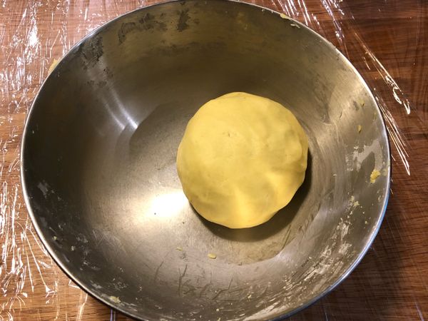 加入蕃薯粉、奶油揉勻揉成團