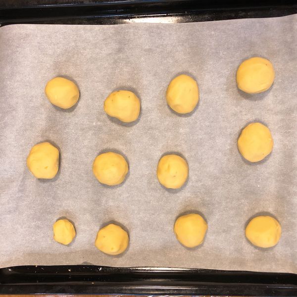 捏成團
想用炸的、氣炸鍋就可以捏小顆一點
我是用烤箱怕焦所以揉比較大顆像餅狀