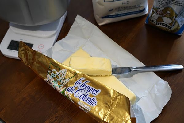 用麵包機揉麵5分鐘後加入無鹽奶油一起揉。