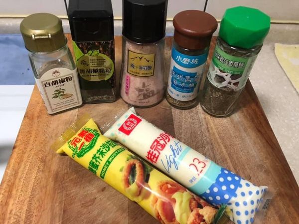 調味料其實只需要鹽巴、胡椒，我是剛好家裡有這些，就拿來都加進去，味道更豐富