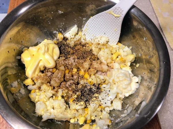 蒸熟後放入所有食材跟調味料拌勻