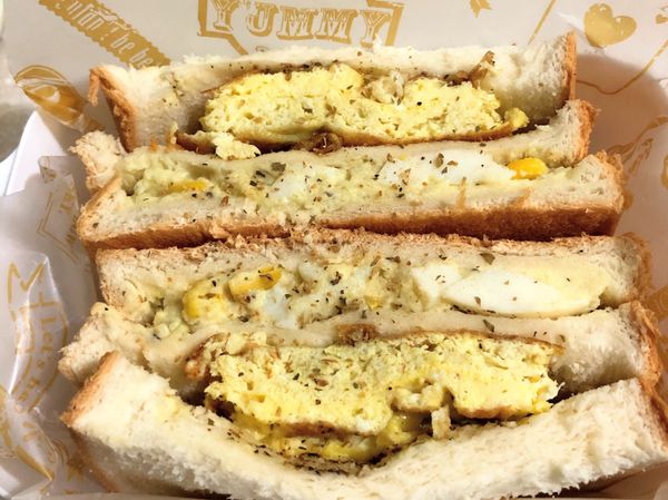 煎蛋、放上起司片完成