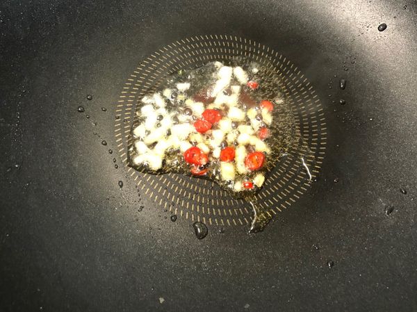 辣椒和大蒜爆香