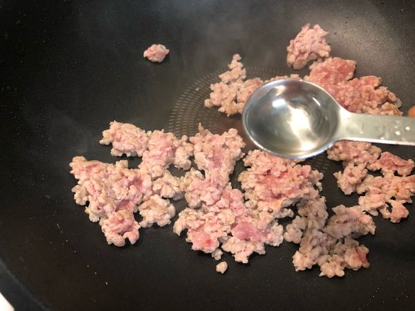 加肉稍微炒再加入米酒