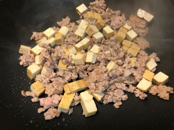 把肉炒熟加入豆乾炒