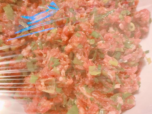 將調味料全部跟肉拌勻後
包上保鮮膜放半小時，讓調味料入味