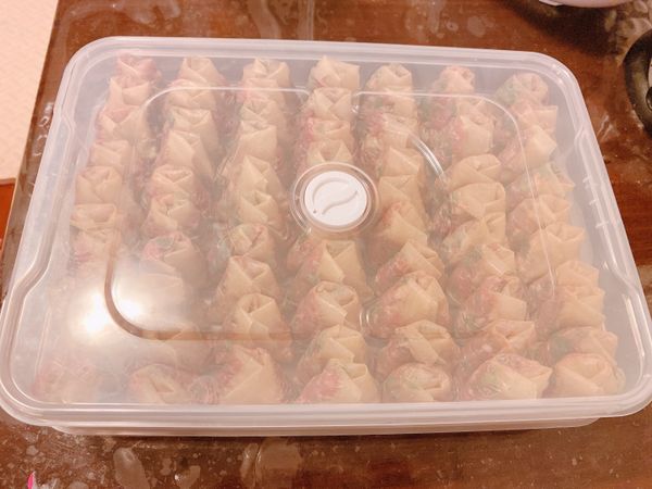 包好後放進餃子盒，置於冷凍庫