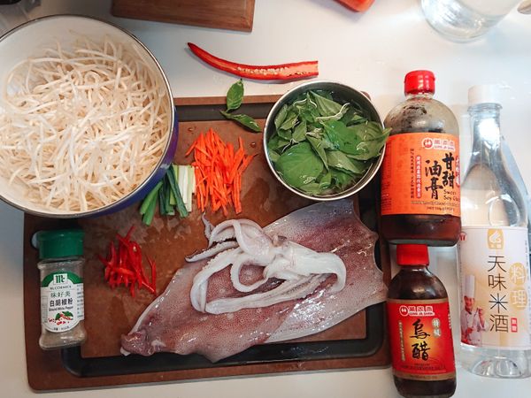 備料。

透抽切好後先抓醃。

豆芽可以前晚有空時先剪去頭尾，口感會更好！