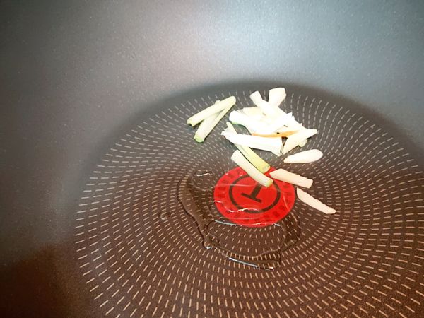 少油，中火 ，把蒜、蔥白炒香。