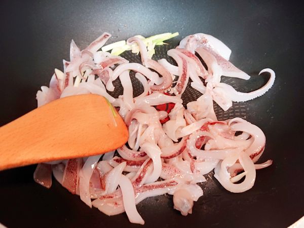 倒入透抽，轉大火炒到快熟（變色）