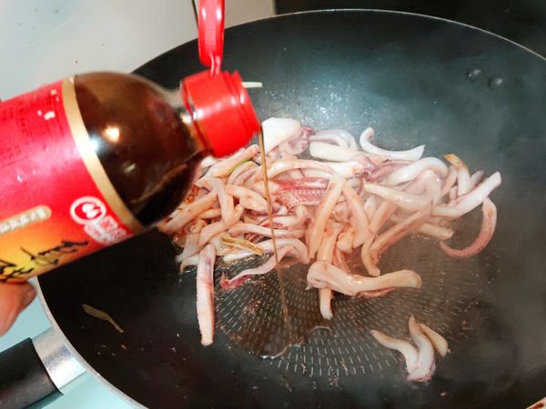 先倒醬油膏、烏醋幫透抽調味。